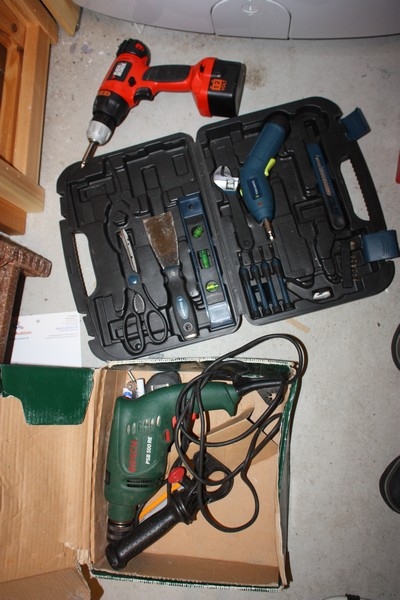 Aku-boremaskine, Black & Decker, 12 volt, batteri (uden lader) + kuffert med miniboremaskiner og tilbehør (uden lader) + el-boremaskine, Bosch PSB 500 RE
