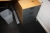 El-hæve sænke skrivebord, Linak, ca. 200 x 110 cm + skuffesektion + høj bogreol med rullefront nederst + lille reol + kontorstol + køreunderlag