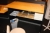 Receptionsskranke, buet, længde ca. 3000 cm med el-hæve sænkebord + postarbejdsplads + 2 kontorstole + flagstang
