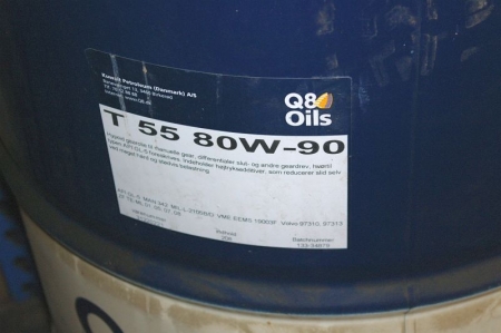 Tønde med olie. Q8 Handel 46 + tønde med olie T55 80W-90 med håndpumpe. Tønder er anbrudt