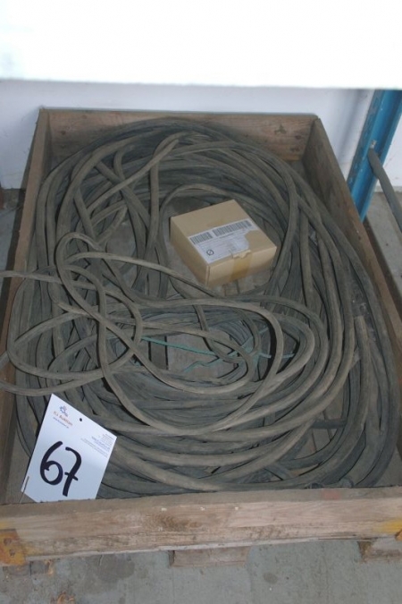 Pallet with hydraulic hoses