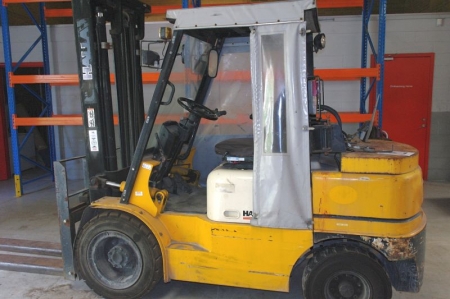 Forklift, LPG. Hella HLF30. Year: 1998. 3000 kg / 3300 mm. Hours: approx. 2481. Adjustable forks. Last Approved 07/2012