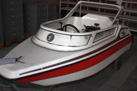 Speedbåd, Jerry, bredde: 115, længde: 200. + Påhængsmotor: Marina, 8 hp. + ekkolod, Sting Ray + GPS Navigator: Furuno. 