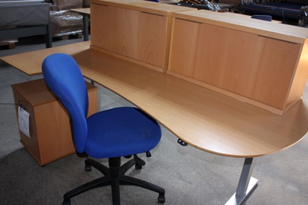 El-hæve/sænke skrivebord med skuffesektion og kontorstol + 2 skabe