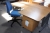 Skrivebord, justerbar højde + kontorstol