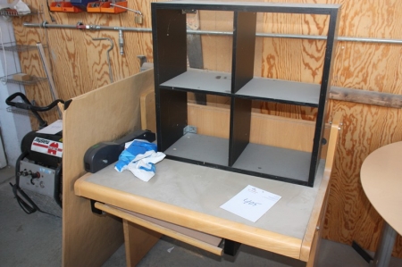 Skrivebord + reol + trådudtræksdel for affaldsposer + 3 firkantede spejle