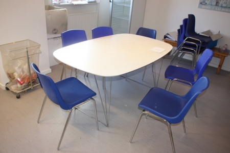 Spisebord, udtræk + ca. 37 blå plaststole + affaldsstativ + 2 bænke + 2 billeder på væg + opslagstavle + elektronisk ur m.v.