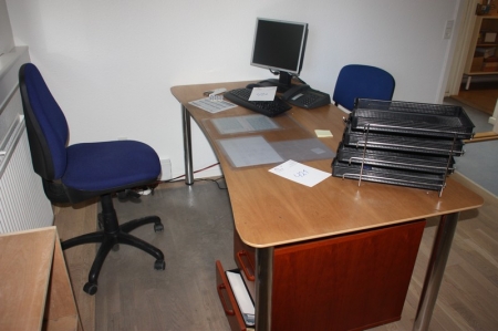 Skrivebord + skuffesektion + kontorstol + lav bogreol + 2 høj bogreol + stol med blåt bolster