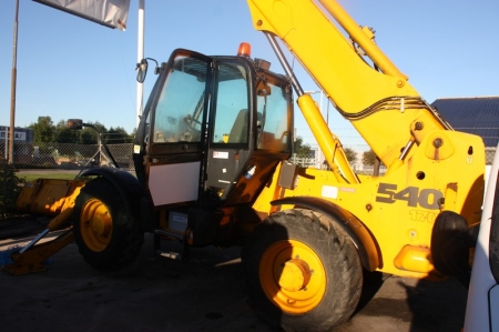 Telescopic Handler, JCB 540 170. Year 2002. Max. Capacity: 4000 ton. Max. Vertical reach 12.5 m Max. Lifting Height: 16.7 meters. Accessories: Working platform with an extension, pallet forks, bucket, remote control. Hours: 2957
