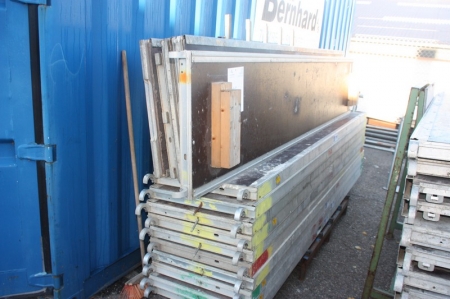 Approximately 15 scaffolding walkways, length = 2.9 meters. Width approx. 60 cm. Stand included