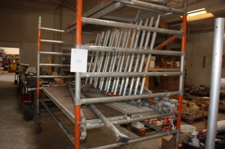Rolling scaffolding with four walkways