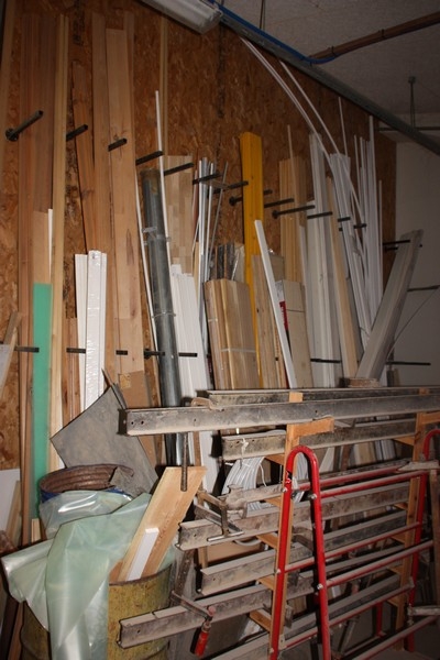 Miscellaneous wood rack with further: (floor boards, ceiling boards) + trolley with bench screws