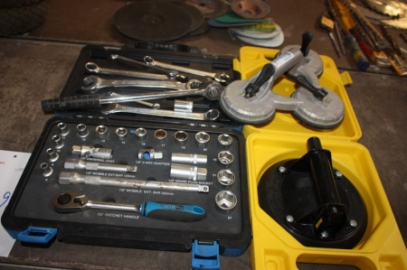Socket wrench, spanners, vacuum window lift