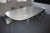 Ovalt mødebord + 8 grå skalstole + 4 blå plaststole + opslagstavle
