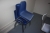 Ovalt mødebord + 8 grå skalstole + 4 blå plaststole + opslagstavle