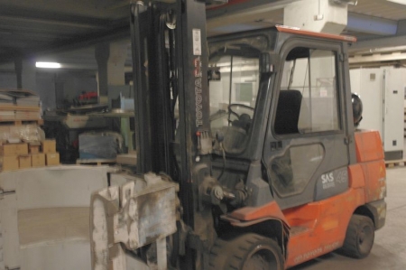 Forklift, LPG, Toyota, 7FGCU45, year 2005. Capacity 5000 kg/3300 mm. Last inspection in November 2012, low ground clearance, mounted paper clamp Cascade