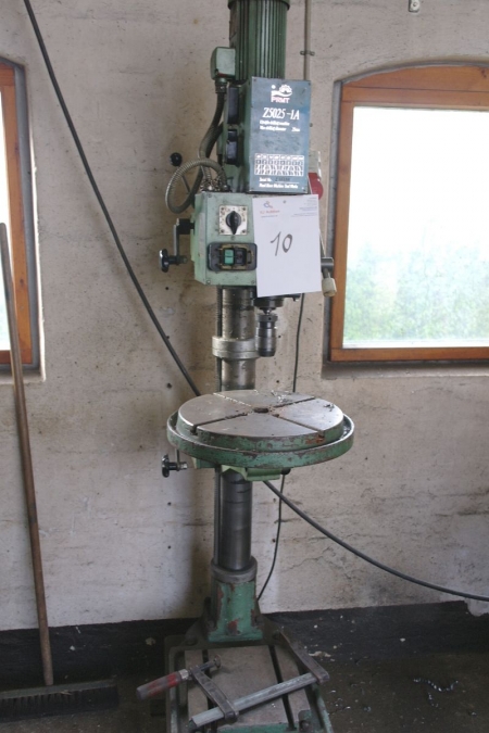 Drill press, PRMT Z5025-1A with clamping surface. Manual height adjustable surfac and drill work. Max. Capacity: 25mm. Max. 2900 rpm / min