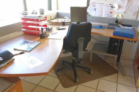EL hæve/sænkeskrivebord + 3 kontorstole + 5 reoler + 2 skriveborde + skuffesektion + 2 whiteboard + bord 