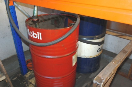 Oil barrel with pump + oil barrel