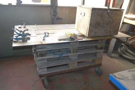 Clamping surface / welding surface built on a carriage of pallets, 1000 x 1850 mm
