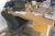 EL hæve/sænkeskrivebord + 3 kontorstole + 5 reoler + 2 skriveborde + skuffesektion + 2 whiteboard + bord 