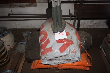 Sandbags and asphalt thermo tarpaulin + winter + mats rubber boots, size 43