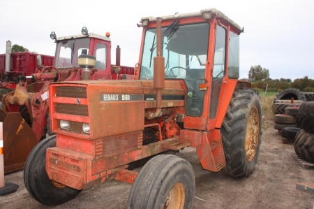 Tractor Renault 981-2, 2 WD. Good tires. Condition unknown