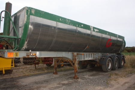 Round-bottomed tipping trailer, Kelberg, insulated for asphalt. 3 axles. Year 2002. Roll Tarp. Latest inspection: mid-2012