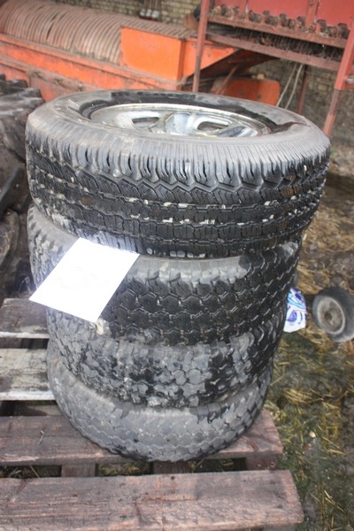 4 steel rims with tires. 8 holes (approx. distance: ø 165 mm). Tires include LT245/75 R16 and 255/75 R16