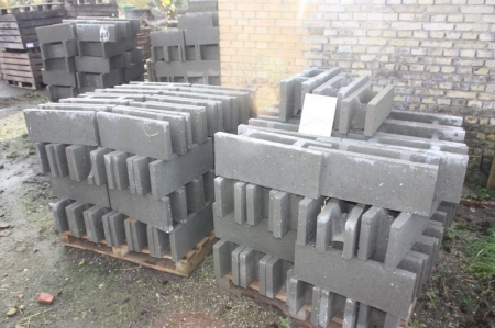 Approximately 90 foundation stone, 15 cm, two pallets
