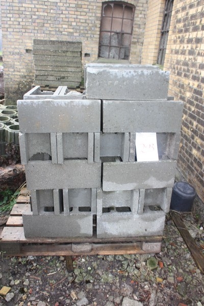 About 25 foundation stone, mixed 19-23 cm, on pallet