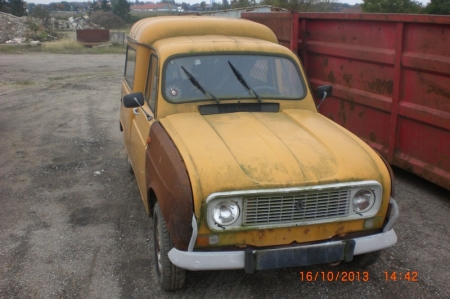 Car. Renault 4. Year 1990. Former registration CU86497. "Umbrella" gearshift. Many spare parts. Runs and starts well. Must be inspected.