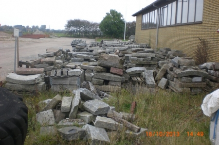 Granite curbstones. Many different lengths - including curved. App. 400 meter. All on pallets, app. 20 pallets