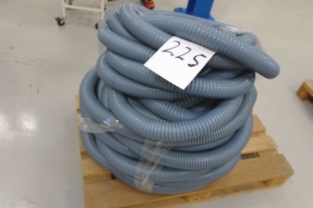 Pallet with vacuum hose
