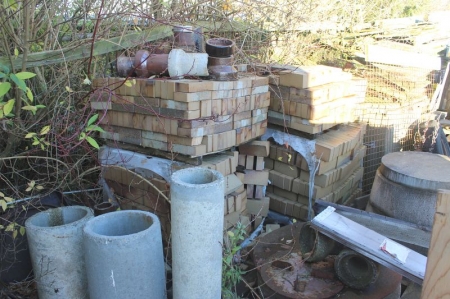 4 pallets of bricks + container + various wood + manhole covers + covers in concrete + water pipes, etc.
