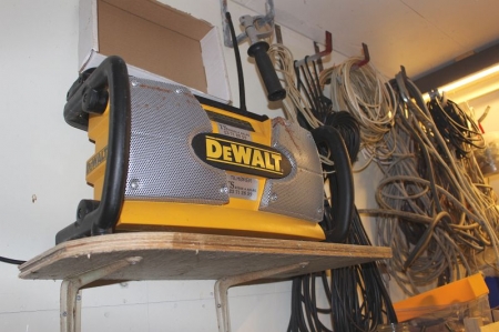 Everything in the room: DeWalt radio, screws, tools m / m