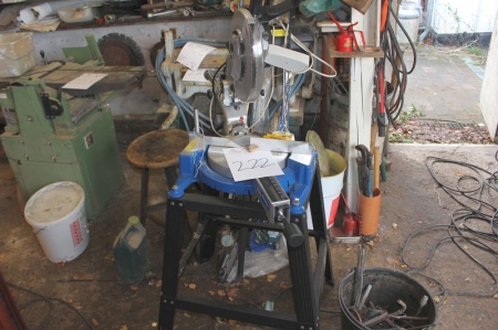 Cross cut saw on stand