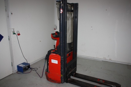 Electric stacker, Linde L10, 1000 kg. Year 2003. Charger
