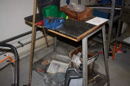 Arbejdsbord med skruestik og indhold, bl.a. rørfittings + stålreol med indhold i reol