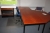 Kontormiljø med hjørneskrivebord + 4 bogreoler + kontorstol + 3 stole + bord