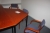 Kontormiljø med hjørneskrivebord + 4 bogreoler + kontorstol + 3 stole + bord