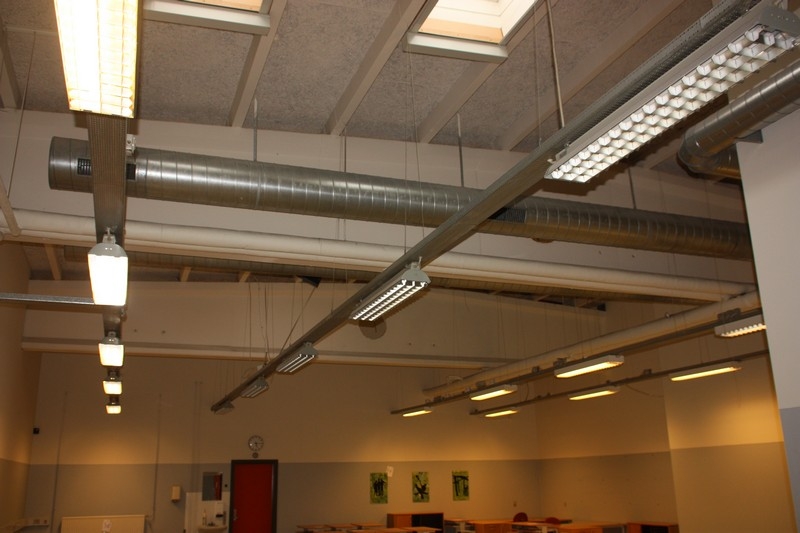 Approximately 20 Ceiling Fixtures With Cable Trays Cable