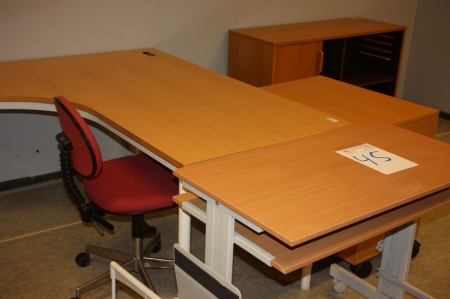 Hjørneskrivebord, justerbar højde + PC-bord på hjul, justerbar højde + kontorstol + skuffesektion + bogreol med rullefront