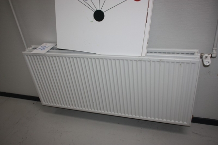 Radiator, ca. 148 x 65 cm + plakater + radiator, længde ca. 200 x højde ca. 65 cm +  radiator, længde ca. 200 x højde ca. 65 cm + radiator, længde ca. 280 x højde ca. 96 cm
