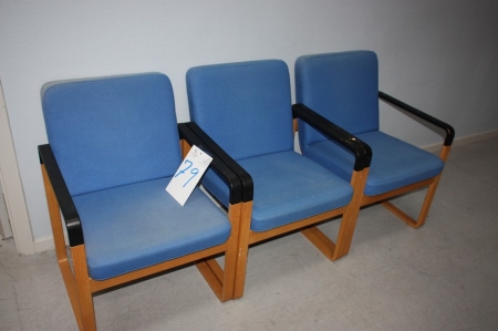 3 stole med blåt bolster