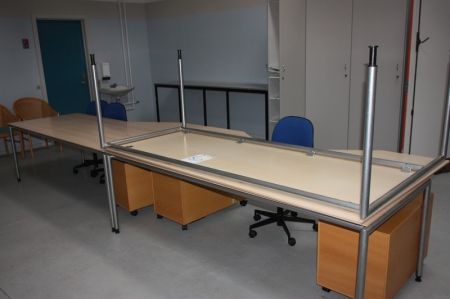 3 skriveborde, højdejusterbare, ca. 220 x 120 cm + 3 skuffesektioner + 3 kontorstole