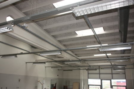18 ceiling luminaire + cable trays