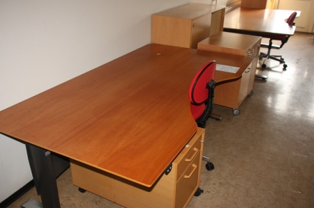 El-hæve sænke skrivebord + stol + reol + skuffesektion + arkivskab