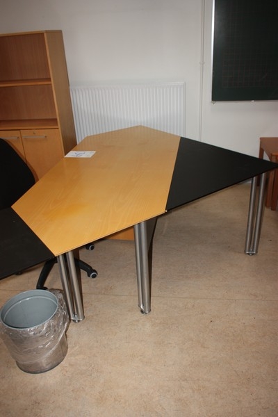 Skrivebord, ca. 155 x 270 cm + skuffesektion + kontorstol + skraldespand