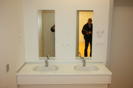Dobbeltsidet frisørarbejdsplads med 2 håndvaske i hver side og skuffer + lift, ca. 4 x 2,5 meter